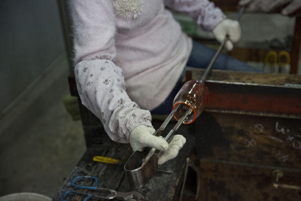 【玩體驗】1000 ℃長這樣？跟日本第一吹製大師安井顯太學吹玻璃