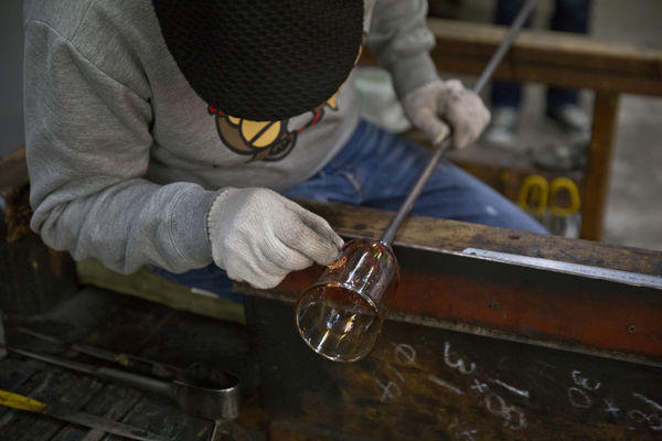 【玩體驗】1000 ℃長這樣？跟日本第一吹製大師安井顯太學吹玻璃