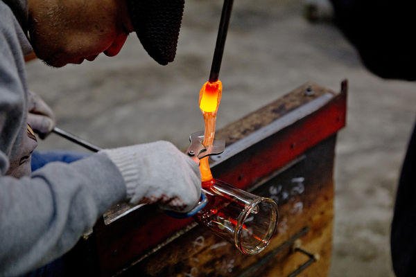 【玩體驗】1000 ℃長這樣？跟日本第一吹製大師安井顯太學吹玻璃