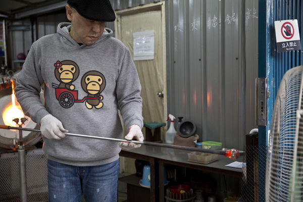 【玩體驗】1000 ℃長這樣？跟日本第一吹製大師安井顯太學吹玻璃