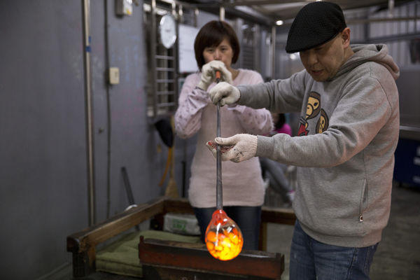 【玩體驗】1000 ℃長這樣？跟日本第一吹製大師安井顯太學吹玻璃