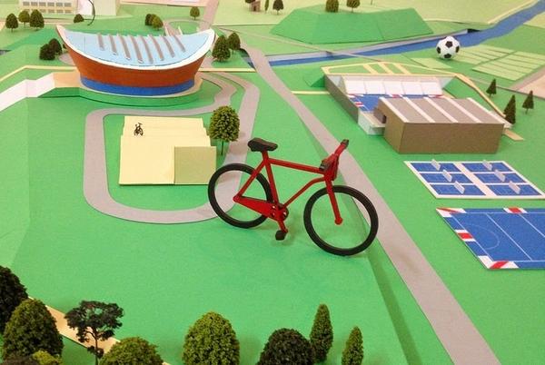 這不是電腦繪圖！Hattie Newman 精緻輕快的紙造都市