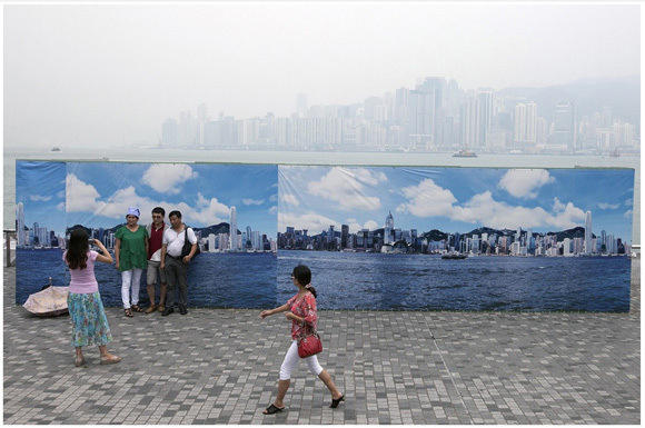 空氣污染的警訊，只能透過照片緬懷藍天的樣貌