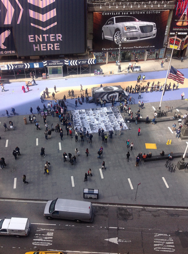 [紐約客做什麼] 時代廣場公共藝術 Time Square Art - Inside Out New York by JR