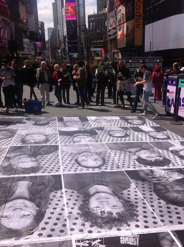 [紐約客做什麼] 時代廣場公共藝術 Time Square Art - Inside Out New York by JR