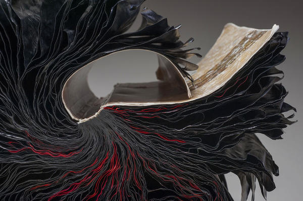 加熱烘烤後，柔軟舊書化作賁張紙雕藝術品