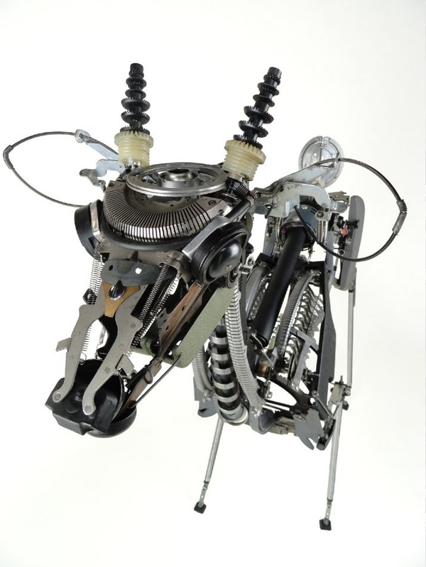 舊打字機零件組裝而成的機械模型