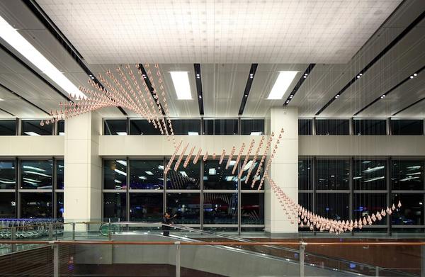 漫天金色雨舞，新加坡樟宜機場的水滴裝置藝術Kinetic Rain