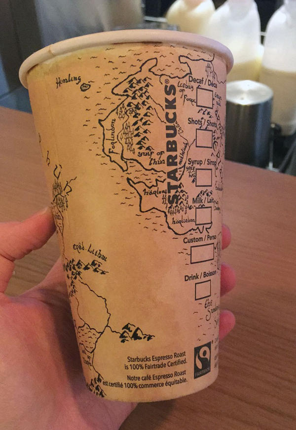 把魔戒的中古地圖畫在星巴克紙杯上