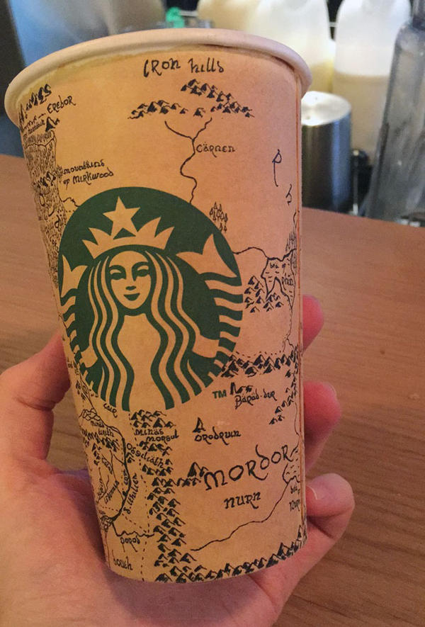 把魔戒的中古地圖畫在星巴克紙杯上