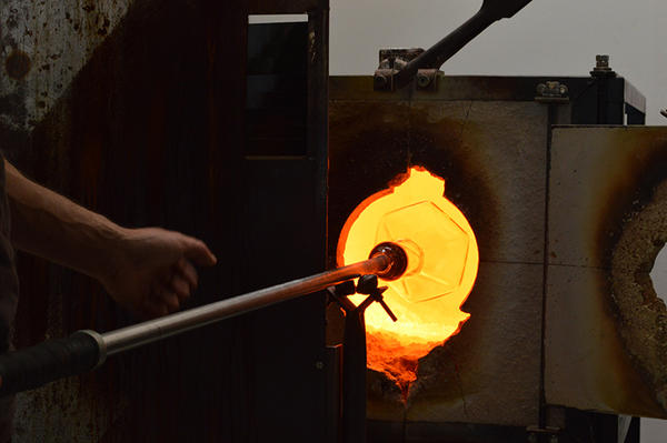 整個桌燈都是開關，菱型燈泡Mercure Lamp