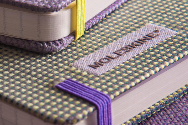 傳奇筆記本 Moleskine 的新面貌，布編織書皮陪你渡過冷冷冬天