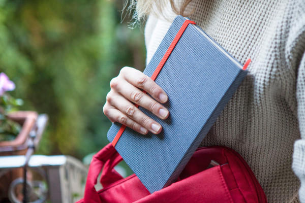 傳奇筆記本 Moleskine 的新面貌，布編織書皮陪你渡過冷冷冬天