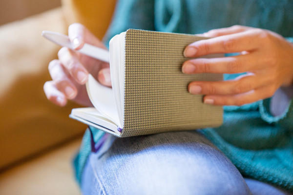 傳奇筆記本 Moleskine 的新面貌，布編織書皮陪你渡過冷冷冬天