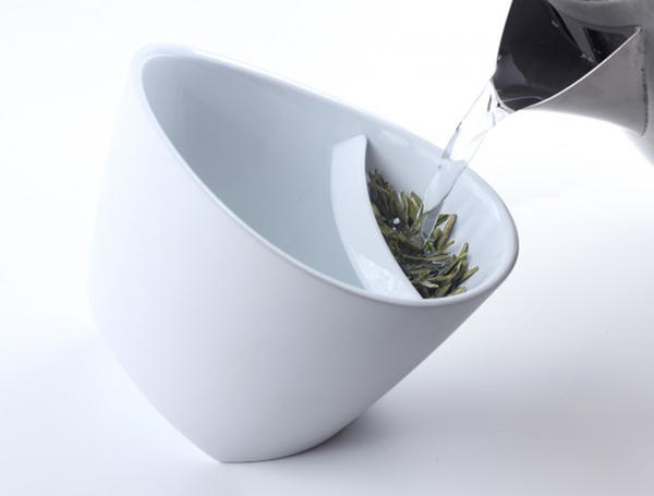 聰明的傾角泡茶杯