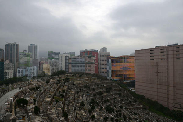 攝影師 Maneul Alvarez Diestro 鏡頭前的香港墓地