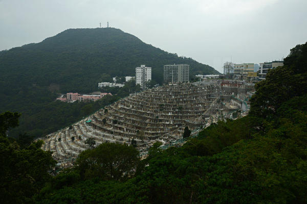 攝影師 Maneul Alvarez Diestro 鏡頭前的香港墓地