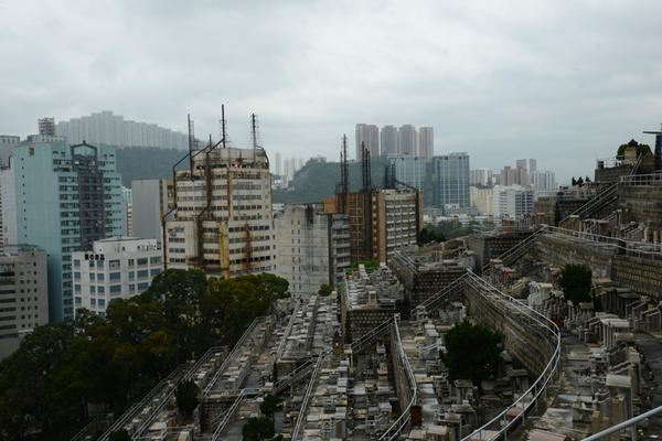 攝影師 Maneul Alvarez Diestro 鏡頭前的香港墓地