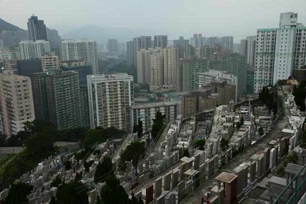攝影師 Maneul Alvarez Diestro 鏡頭前的香港墓地