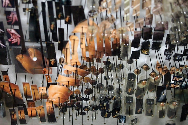 解構再組合，上千個小物件拼成的古典人物肖像畫