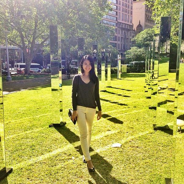 公園裡的鏡子迷陣，玩捉迷藏最好用啦！