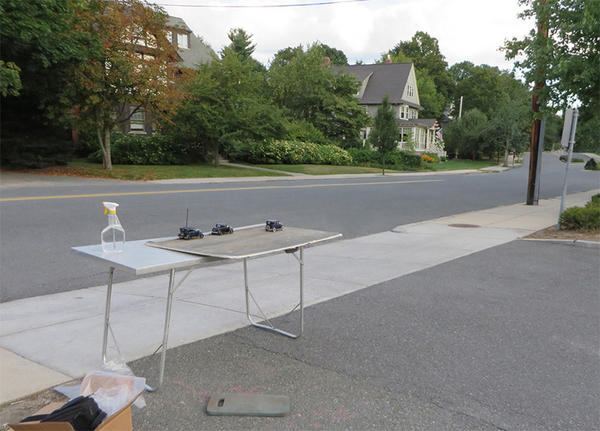 又是角度來騙人！玩具車借位拍攝真實街景照