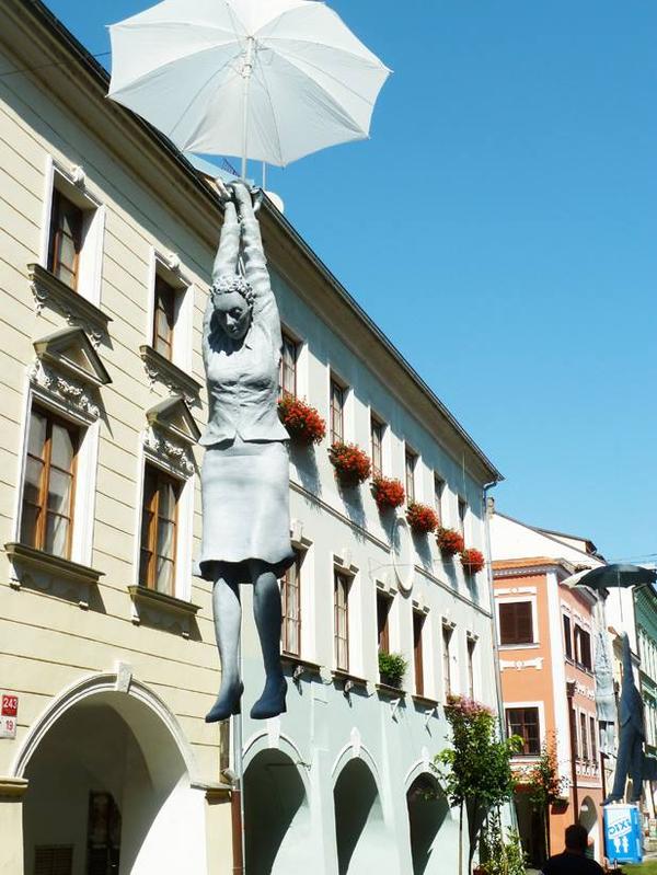 反映經濟危機,漂浮的上班族 Slight Uncertainty