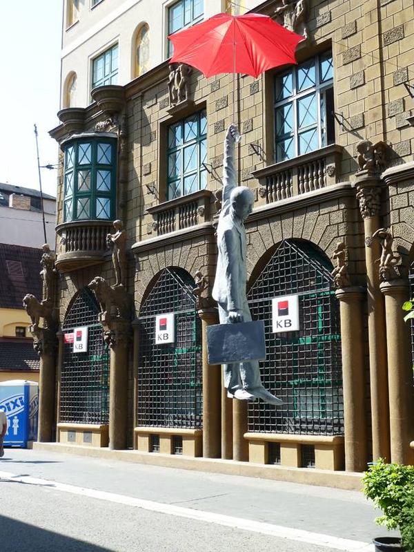 反映經濟危機,漂浮的上班族 Slight Uncertainty