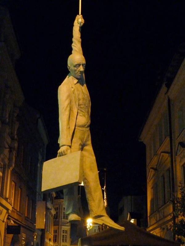 反映經濟危機,漂浮的上班族 Slight Uncertainty