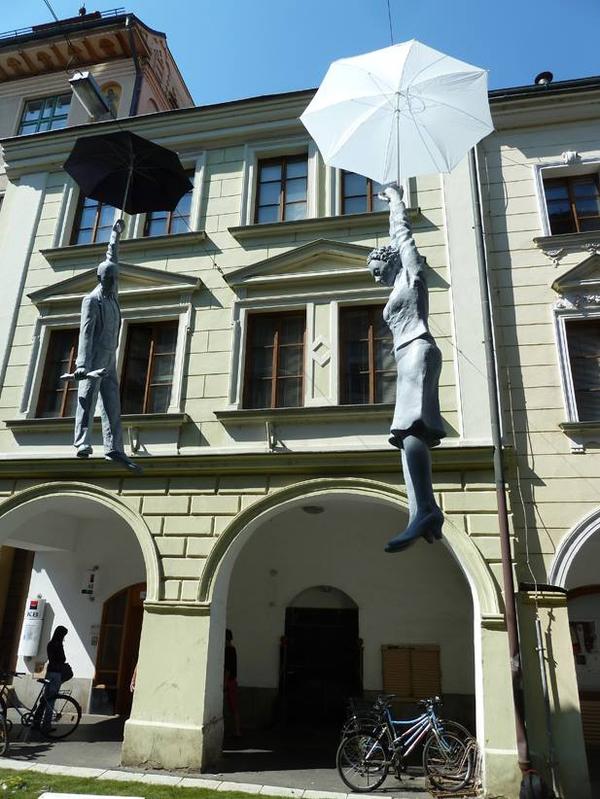 反映經濟危機,漂浮的上班族 Slight Uncertainty