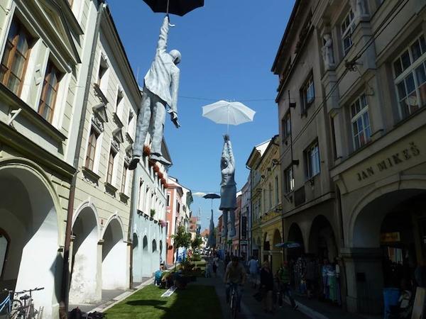 反映經濟危機,漂浮的上班族 Slight Uncertainty