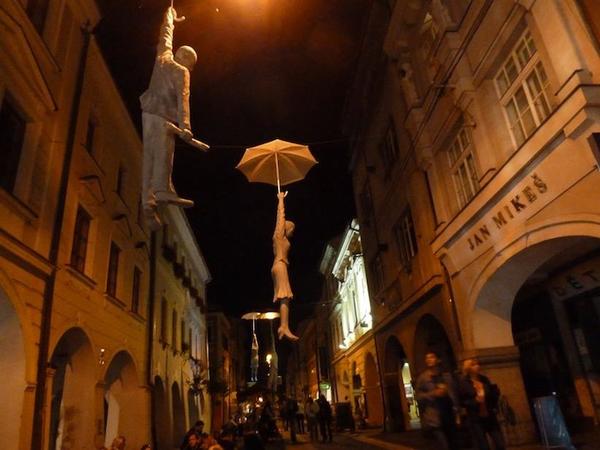 反映經濟危機,漂浮的上班族 Slight Uncertainty