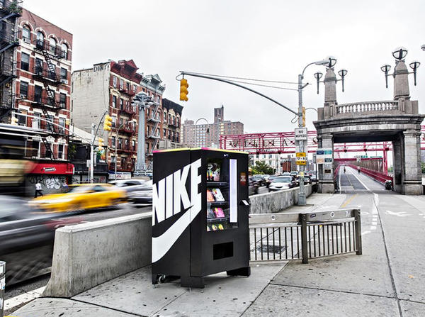 NIKE 也玩集點兌換！NIKE+ FuelBand 街頭快閃販賣機