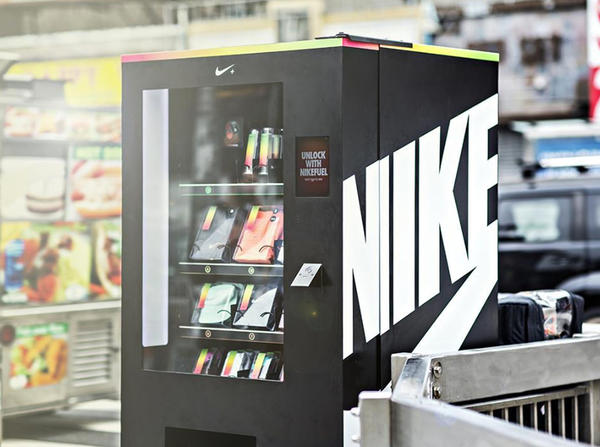 NIKE 也玩集點兌換！NIKE+ FuelBand 街頭快閃販賣機