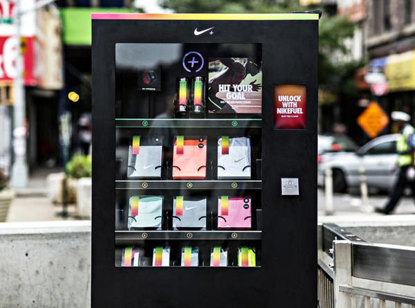 NIKE 也玩集點兌換！NIKE+ FuelBand 街頭快閃販賣機