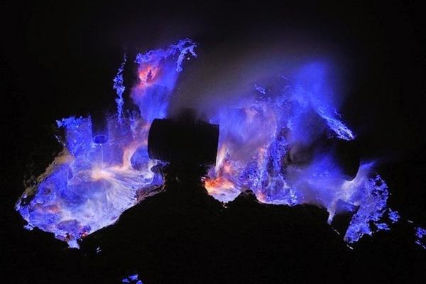 危險的美麗 印尼藍色火山