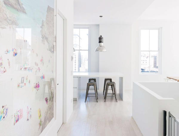 簡約卻不無聊的紐約純白公寓