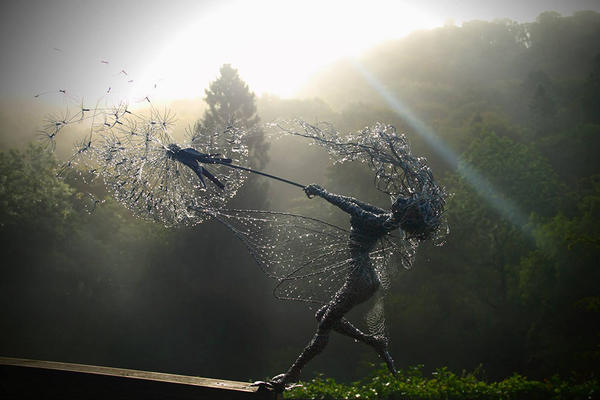 風大也美麗，Robin Wight 的戲劇性金屬絲雕塑