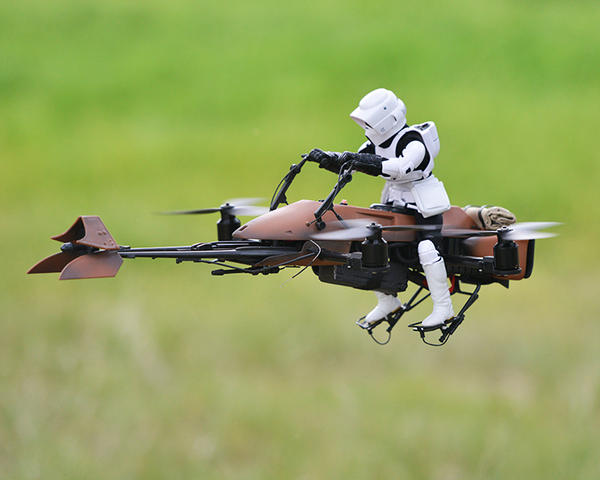 星戰公仔起飛吧！Google工程師把 Speeder Bike 改造成遙控飛機