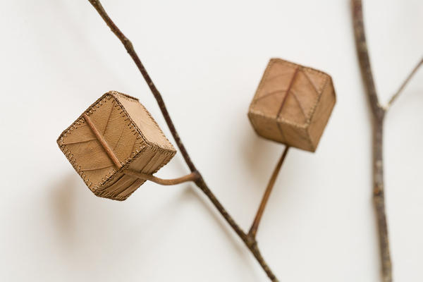 挑戰在枯葉上穿針引線，Susanna Bauer 細膩縫紉作品