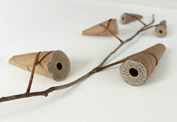 挑戰在枯葉上穿針引線，Susanna Bauer 細膩縫紉作品