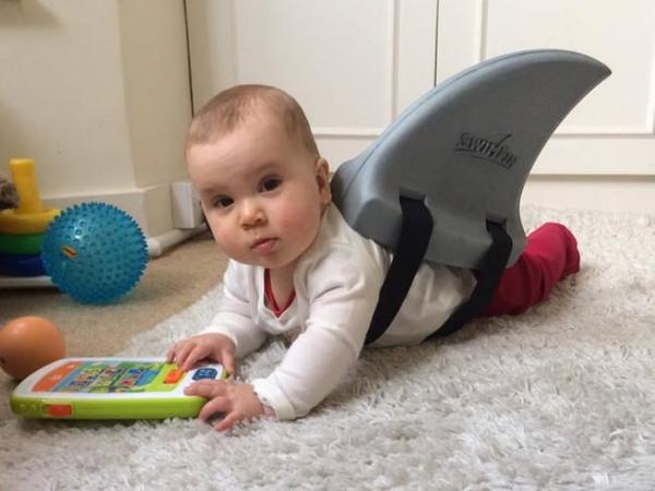 SwimFin 浮板讓小朋友一秒變成泳池裡最可愛的鯊魚