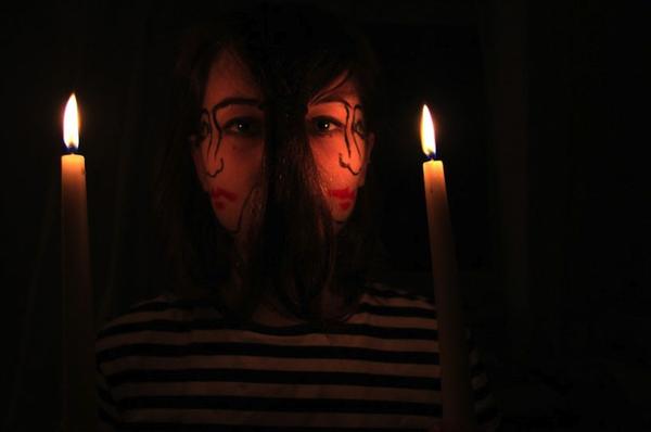 喝醉被畫臉也是一種藝術的表現,嚇倒人的雙面怪妞