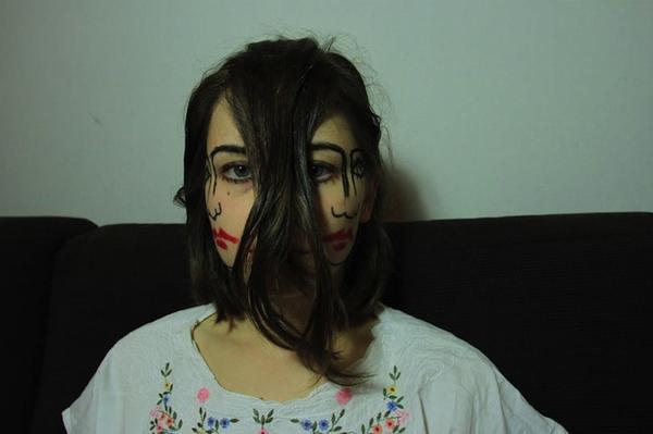 喝醉被畫臉也是一種藝術的表現,嚇倒人的雙面怪妞