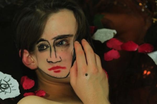 喝醉被畫臉也是一種藝術的表現,嚇倒人的雙面怪妞