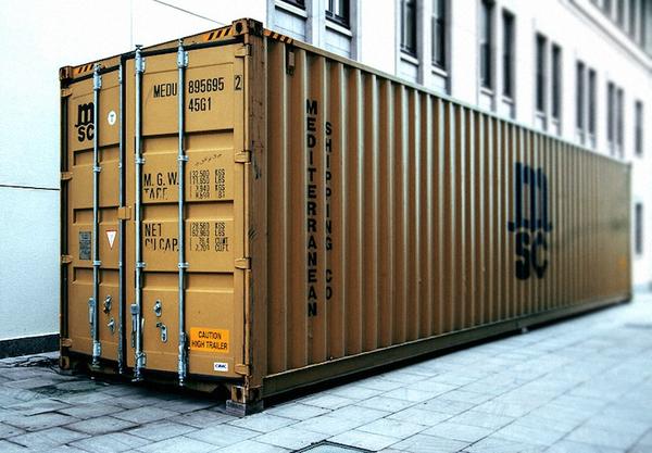 當世界只剩光束  貨櫃屋內的寧靜