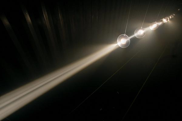 當世界只剩光束  貨櫃屋內的寧靜