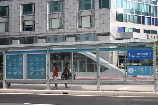 抬起頭來等公車，候車亭化身迷你美術館