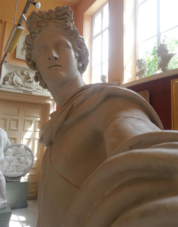 毫無違合感的搞怪古典雕像自拍秀