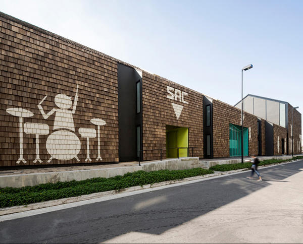 泰國曼谷的熱烈色彩，我也要「螢光校園」啦！